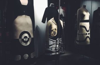 Museo de la Moda celebra sus diez años con exposición del artista chileno Marco Correa