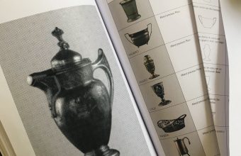 SEDA, CRISTAL, PLATA, PAPEL, MADERA Y CERÁMICA / COLECCIÓN DE LIBROS SOBRE LAS ARTES DECORATIVAS EN CHILE DESDE EL ANÁLISIS DE SUS MATERIALES
