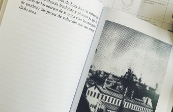 SEDA, CRISTAL, PLATA, PAPEL, MADERA Y CERÁMICA / COLECCIÓN DE LIBROS SOBRE LAS ARTES DECORATIVAS EN CHILE DESDE EL ANÁLISIS DE SUS MATERIALES