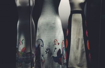 Museo de la Moda celebra sus diez años con exposición del artista chileno Marco Correa