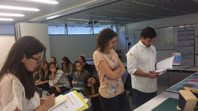 Paulina Contreras, María José Williamson y ONG evaluando proyectos de alumnos