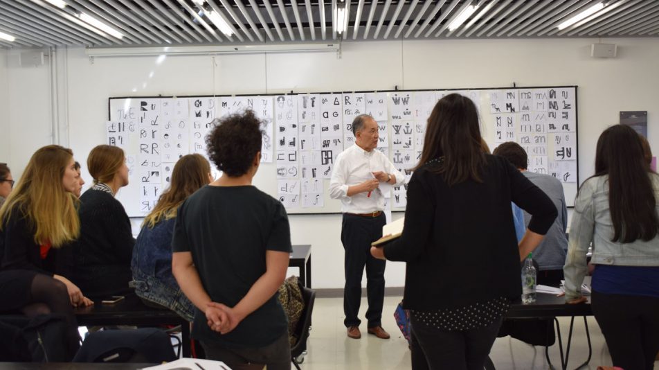 Dennis Ichiyama dictando worshop de Letterpress con alumnos de Diseño UDD
