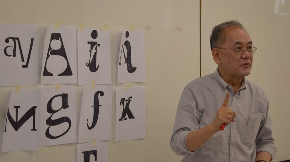 Dennis Ichiyama evalúa los resultados del workshop de Letterpress