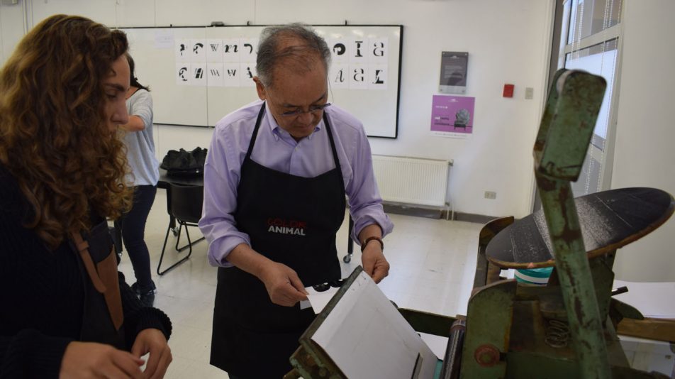Ichiyama demuestra la técnica de Letterpress en su workshop