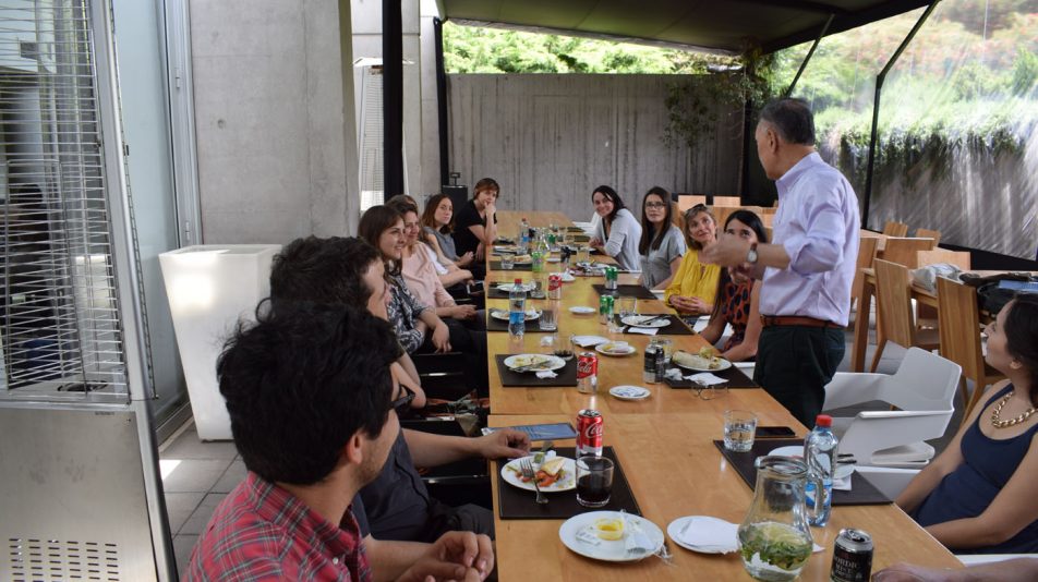 Ichiyama disfruta de un almuerzo con profesores y administrativos de la Facultad de Diseño UDD